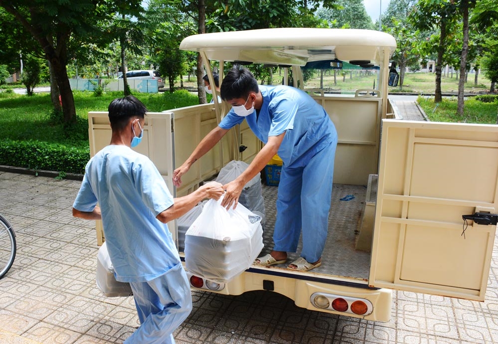 Địa điểm xa, suất ăn được đưa lên xe ba gác chuyển tới các phòng.